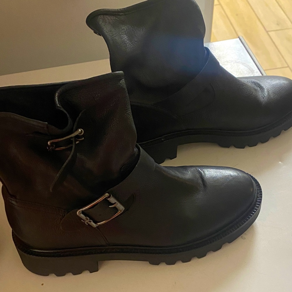 Women’s  Black Leather Boots